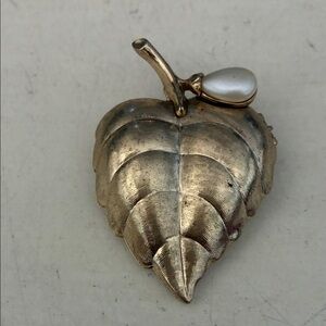 Avon Golden Leaf Perfume Brooch. Gold tone finish with an oblong shaped pearl.
